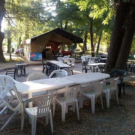 Camping Paradis Bellerive Montfrin Exterior foto