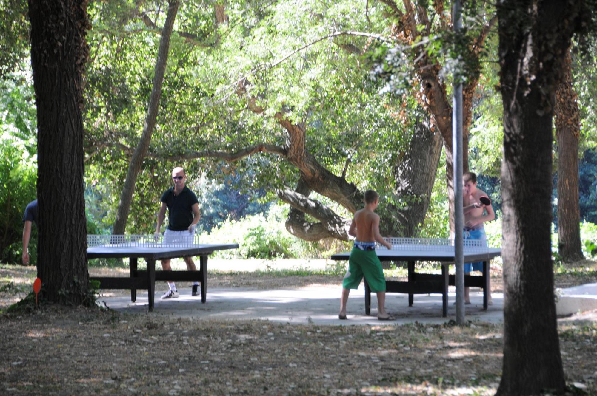 Camping Paradis Bellerive Montfrin Exterior foto